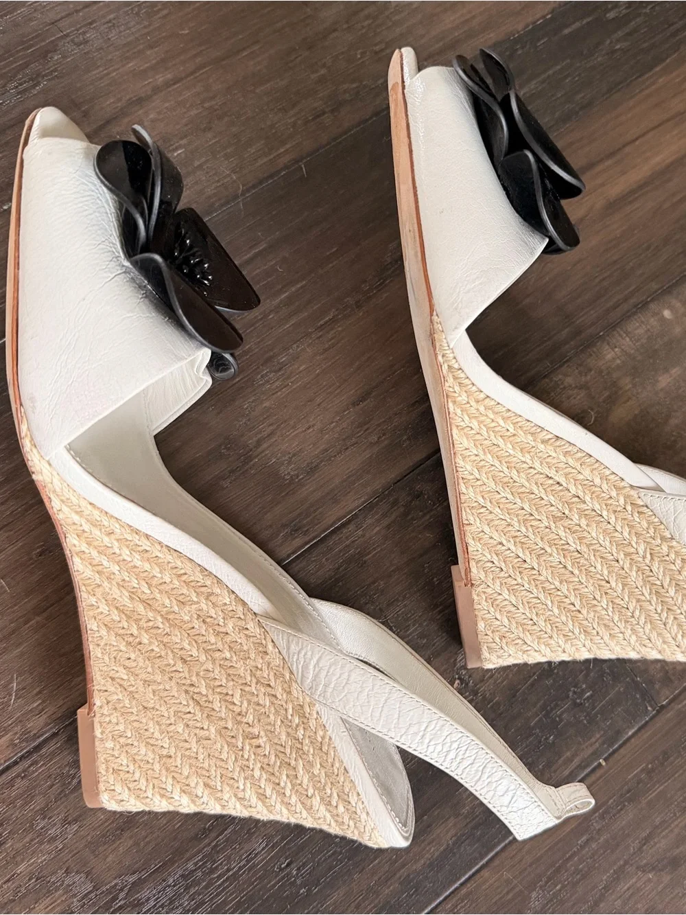 TORY BURCH White Wedge Heels w/ Darling Flower Accent Sz 8.5 NEW (no strap)